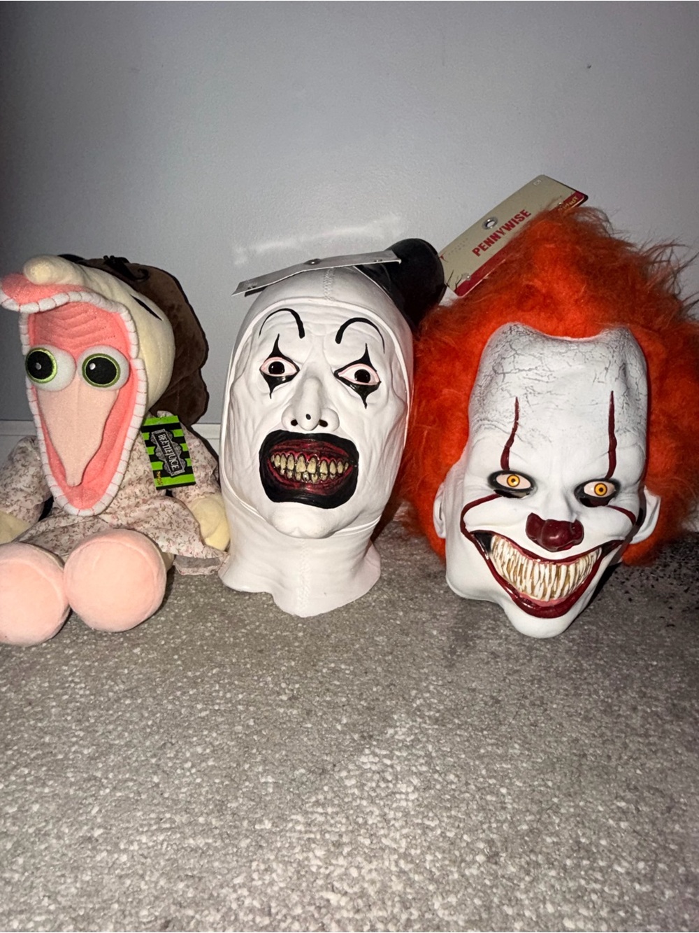 Men’s Pennywise Clown Halloween Mask & Terrifier, Beetlejuice plush, lot of 3